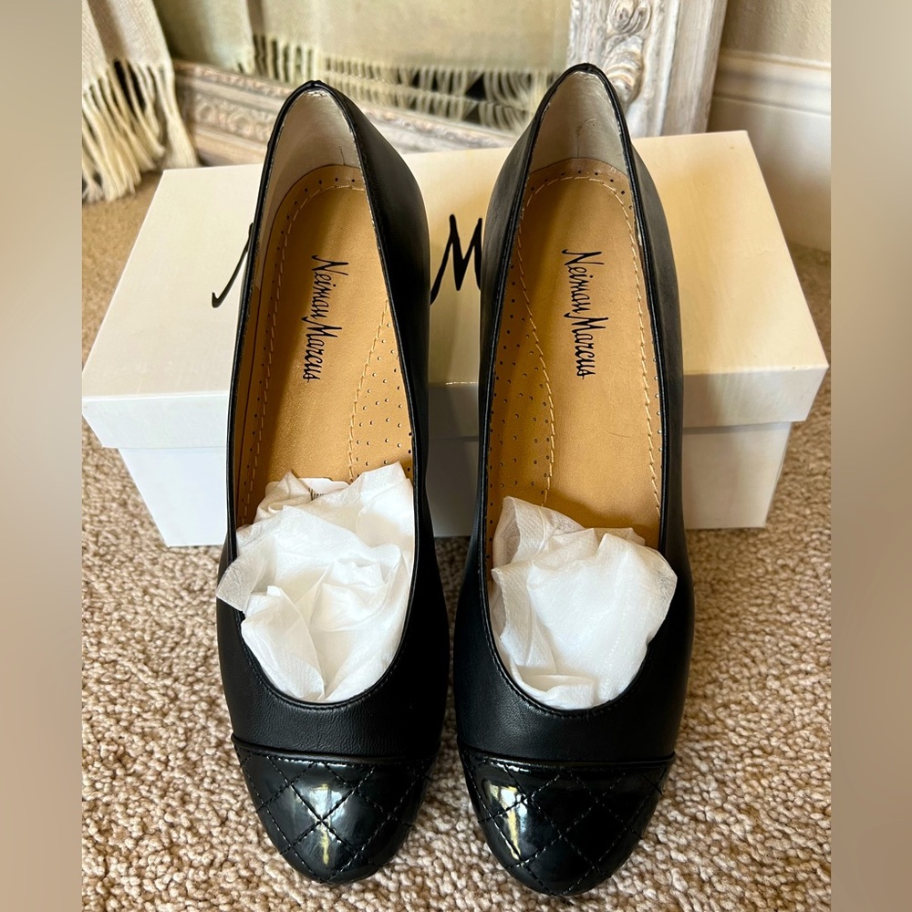 Neiman Marcus brand ballet flat in black. Size 8M
